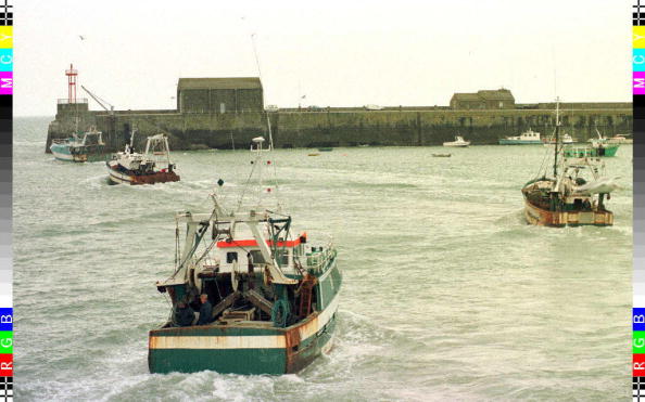 -Quelques bateaux de pêche français quittent le port normand, les pêcheurs inquiets des conditions de pêche suite au Brexit. Photo MYCHELE DANIAU / AFP / Getty Images.
