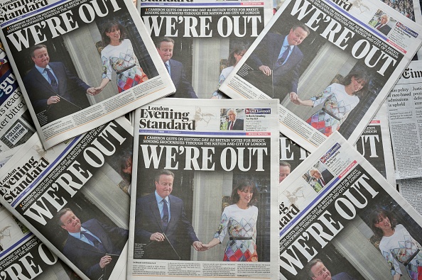 -Un agencement de journaux photographié à Londres le 24 juin 2016, à titre d'illustration, montre la page de couverture du journal London Evening Standard relatant la démission du Premier ministre britannique David Cameron à la suite du résultat du vote du Royaume-Uni de quitter l'UE le 1er juin. Photo DANIEL SORABJI / AFP / Getty Images.