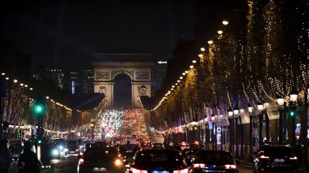 Six hautes fontaines lumineuses bientôt sur les Champs-Elysées