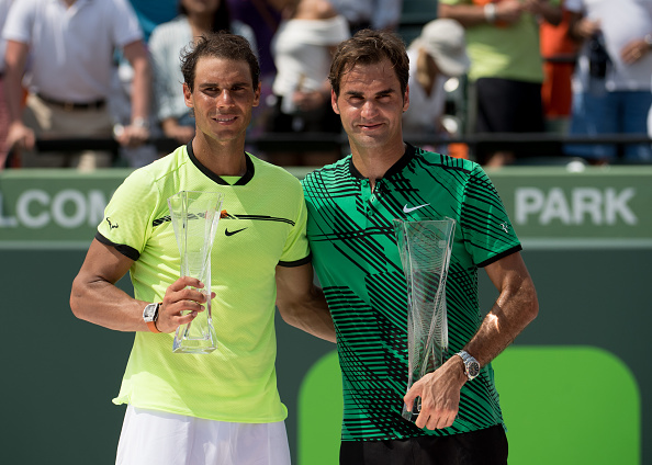-Rafael Nadal, d'Espagne et Roger Federer, de Suisse posent avec leurs trophées. Ils s’affronteront de nouveau s'affronteront à Indian Wells pour la 39e fois. Photo de Rob Foldy / Getty Images.