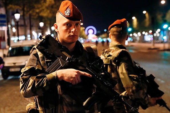 Des soldats français montent la garde sur les Champs-Elysées à Paris après une fusillade le 20 avril 2017.   (Photo : THOMAS SAMSON/AFP/Getty Images)
