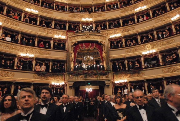 -Vue générale du théâtre de la Scala pour l'ouverture de la saison, Tristan et Isolde de Richard Wagner, mis en scène par l'Israélien Daniel Barenboim le 7 décembre 2007 au théâtre de la Scala à Milan. Photo HO / AFP / Getty Images.