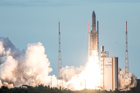 -Illustration- Une fusée Ariane 5 décolle du Centre spatial de la Guyane française à Kourou le 28 juin 2017 avec le satellite HS3-IS et le dernier satellite indien de communication GSAT-17 à bord. Photo JODY AMIET / AFP / Getty Images.