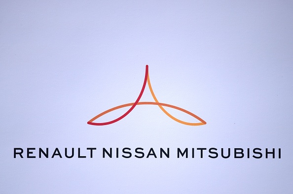 -Le logo Renault-Nissan-Mitsubishi est affiché lors d'une conférence de presse à Paris le 15 septembre 2017 pour présenter la stratégie du groupe Renault Nissan. Photo ERIC PIERMONT / AFP / Getty Images.