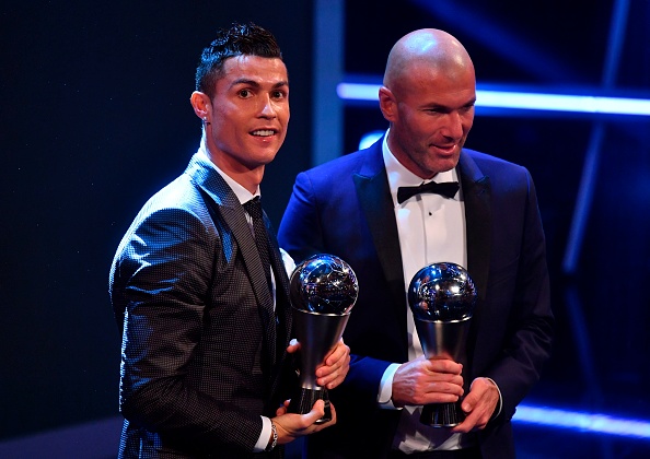 -L'entraîneur français du Real Madrid, Zinedine Zidane remporte le trophée du meilleur entraîneur masculin de la FIFA 2017, aux côtés de l'attaquant du Real Madrid et du Portugal Cristiano Ronaldo. Photo BEN STANSALL / AFP / Getty Images.