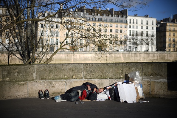 En 2018, 566 sans domicile sont morts dans la rue en France. Ils avaient en moyenne 48 ans et cinquante d'entre eux étaient des femmes. Treize étaient des mineurs.  (Photo : ERIC FEFERBERG/AFP/Getty Images)