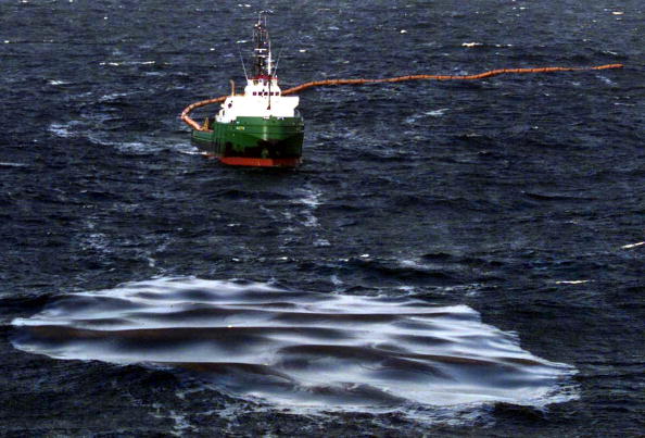 Le navire de la Marine nationale, L'Ailette, équipé de pompes à vide, commence les opérations de nettoyage d'une marée noire géante qui menacé la côte atlantique française d'une catastrophe écologique provoqué par le pétrolier Érika le 12 décembre 1999. (Photo : DAVID ADEMAS/AFP/Getty Images)