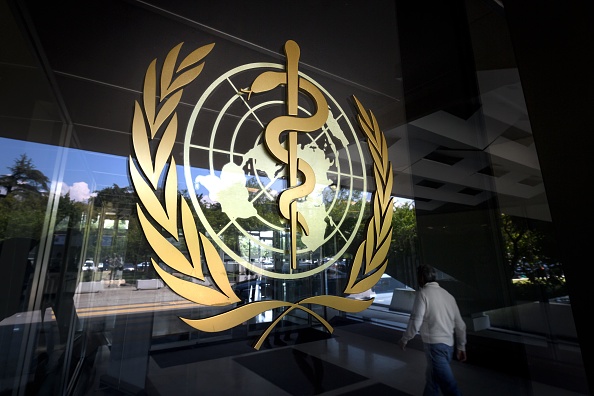 -L'Organisation mondiale de la santé (OMS) son logo est visible à l'entrée du siège de l'institution spécialisée des Nations Unies le 18 mai 2018 à Genève. Photo de Fabrice COFFRINI / AFP / Getty Images.