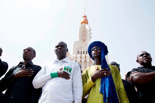 Mali : des Maliens participent à une marche silencieuse le 30 juin 2018 à Bamako organisée par le Mouvement Peul, une organisation de peuple ethnique peul, en réponse au massacre de Koumaga, au Mali. (Photo : ANNIE RISEMBERG/AFP/Getty Images)