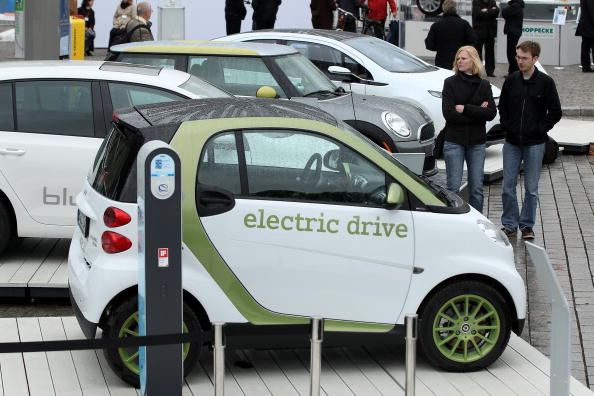 -Les visiteurs visionnent une présentation en plein air de voitures électriques des constructeurs automobiles Smart, Volkswagen, Mini et Opel dans le cadre du "Plan national de développement de l'électromobilité" du gouvernement allemand. Photo de Sean Gallup / Getty Images.