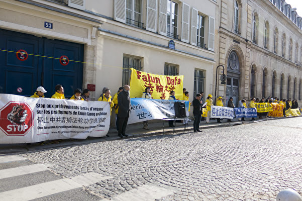 Le 25 mars 2019, devant l'Ambassade de Chine à Paris (Da Ji Yuan)