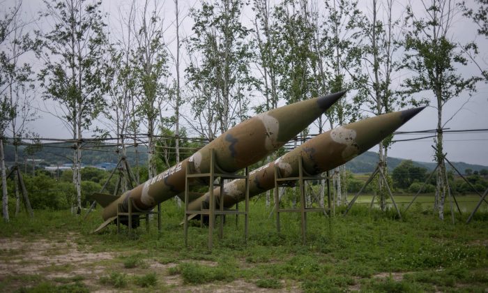 Les missiles déployés sur le terrain du champ de bataille commémoratif de Baengmagoji, dans le canton sud-coréen de Cheorwon, près de la zone démilitarisée séparant les Corées du Nord et du Sud, le 29 mai 2018. (ED JONES/AFP/Getty Images)
