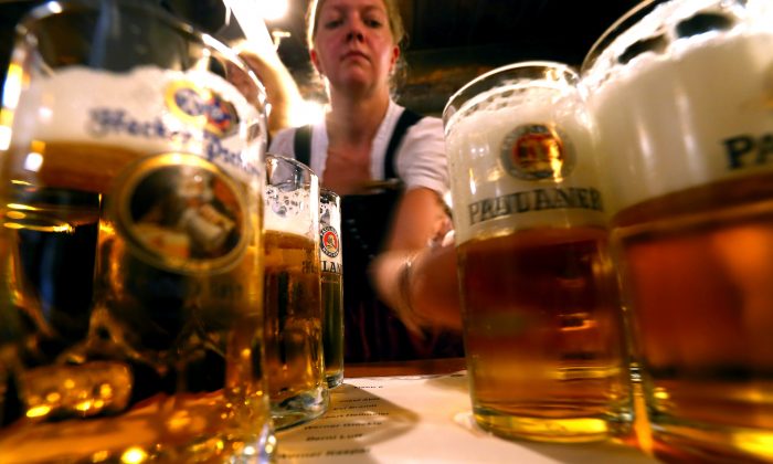 Verres de bière Paulaner lors d'un festival en Allemagne le 12 septembre 2016. La brasserie Paulaner a été fondée par des moines au XVIIe siècle, qui ont trouvé un moyen de brasser de la bière avec suffisamment de nutriments pour les faire vivre pendant le Carême sans nourriture. (Alexander Hassenstein/Getty Images)
