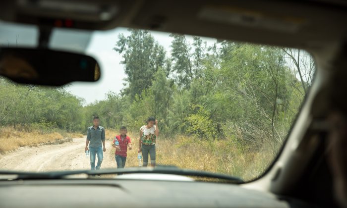 Un groupe de mineurs non accompagnés recherche une patrouille frontalière après avoir traversé illégalement le Rio Grande du Mexique aux États-Unis dans le comté de Hidalgo, Texas, le 26 mai 2017. (Benjamin Chasteen/The Epoch Times)
