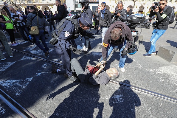 Des policiers appréhendent un membre des Gilet jaunes à Nice le 23 mars 2019. Photo d’illustration. Crédit : VALERY HACHE/AFP/Getty Images.

