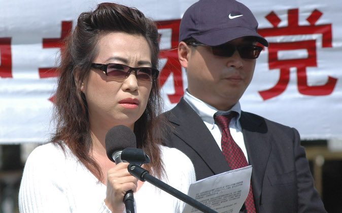 Les dénonciateurs Annie et Peter lors d'une conférence de presse à Washington, D.C., le 20 avril 2006. Il s'agissait de leur premier témoignage public sur les atrocités commises à grande échelle dans le prélèvement d'organes en Chine. (The Epoch Times)