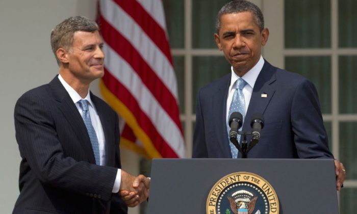 Le président Barack Obama serre la main d'Alan Krueger alors qu'il l'annonce président du Comité des conseillers économiques dans la roseraie de la Maison Blanche à Washington, le 29 août 2011. (AP Photo/Carolyn Kaster, Dossier)
