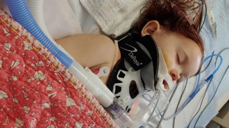 Ariel Salaices, 2 ans, du Tennessee, a été touchée par une balle perdue et se bat pour sa vie dans un hôpital. (Ariel Salaices/GoFundMe) 