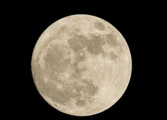 C’est à 2h43  dans la nuit de mercredi à jeudi, qu’il faudra lever les yeux au ciel pour apercevoir la dernière "Super lune" de l’année. (Photo d'illustration : Pixabay)