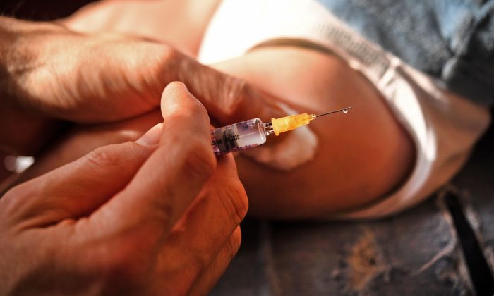 Un médecin se prépare à injecter un vaccin à un bébé. (Fred Tanneau/AFP/Getty Images)
