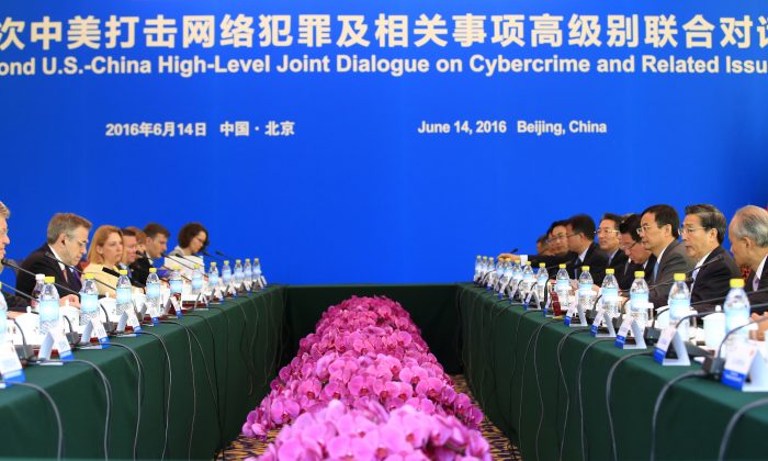 Guo Shengkun, le ministre chinois de la Sécurité publique (3e à d.) et Max Baucus, l'ambassadeur américain en Chine (2e à g.), assistent au deuxième Dialogue de haut niveau entre les États-Unis et la Chine sur la cybercriminalité et les questions connexes, tenu à la Maison d'hôtes d'État Diaoyutai à Pékin, le 14 juin 2016. (Jason Lee/AFP/Getty Images)