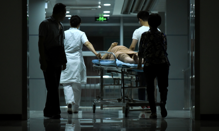 Une femme sur une civière à l’hôpital de Pékin, en Chine. (WANG ZHAO / AFP / Getty Images)