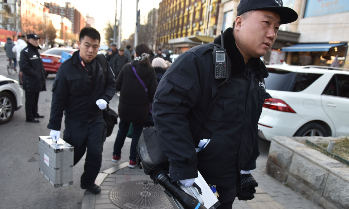La police chinoise réagit à une attaque dans une école. (GREG BAKER/AFP/Getty Images)