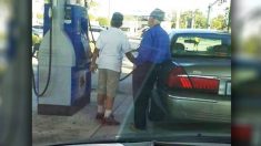 Un garçon s’approche d’un homme âgé pour l’aider à faire le plein d’essence, mais il ne s’arrête pas là