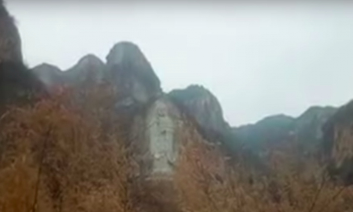 La plus haute statue de Guanyin debout sculptée dans une falaise de la province du Hebei, en Chine. Le régime chinois a détruit la statue le 2 février 2019. (Capture d'écran via la vidéo Bitter Winter Youtube) 
