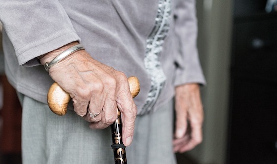 Un aide-soignant, filmé en train de frapper et d'insulter une dame de 98 ans dans sa chambre d'Ehpad, a été condamné à cinq ans de prison. (Photo d'illustration : Pixabay)