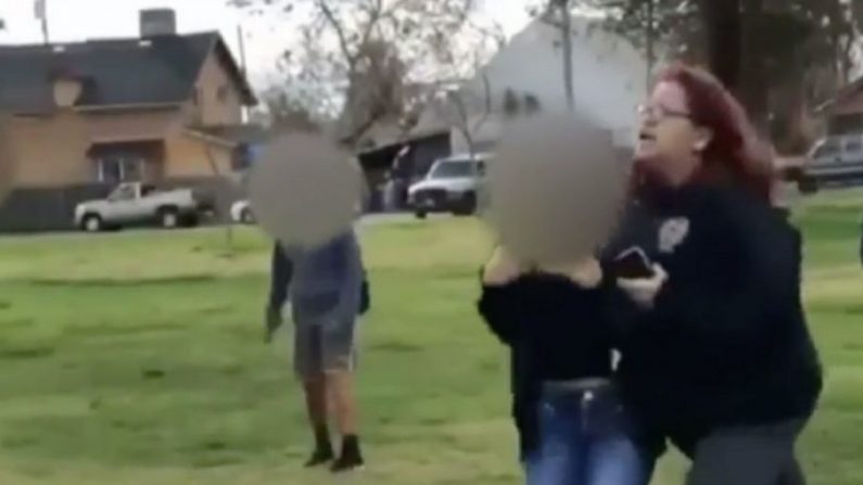 Un parent californien tenait une adolescente dans ses bras alors qu'il disait à sa fille de frapper, cela a été filmé sur un téléphone cellulaire. (Irina Lizarrage Acuna/Facebook)