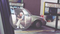 Un père aperçoit un aîné assis inconfortablement dans sa voiture, avec la portière ouverte – mais après avoir observé la scène plus en détail, il décide de prendre une photo
