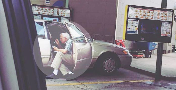 Une photo prise par le pasteur Brent Kelley, présentant un homme âgé nourrissant sa femme à la cuillère avec de la crème glacée par une chaude journée à l'extérieur d'un fast-food local à Nashville, Tennessee. (Facebook | Brent Kelley)
