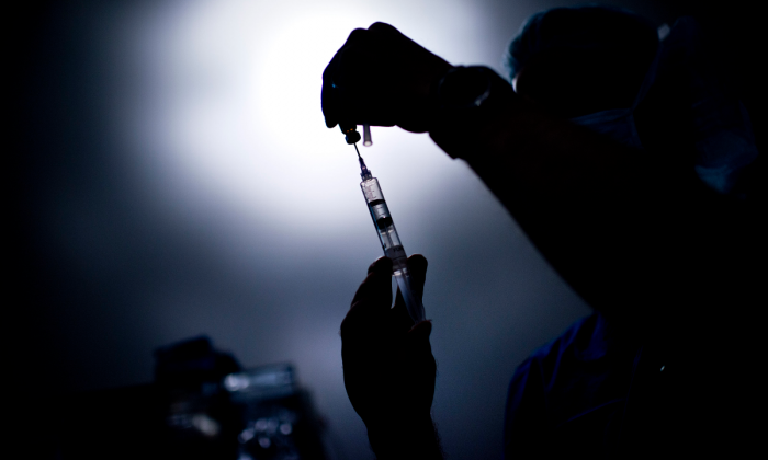 Un médecin remplit une seringue d'un médicament. (Brendan Smialowski/AFP/GettyImages)