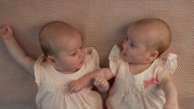 Deux bébés jumeaux allongés ensemble. (Pixabay via MGN Online)