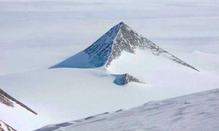Une montagne en forme de pyramide dans la chaîne de montagnes Ellsworth en Antarctique. (Google Earth)