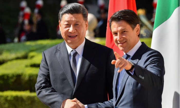 Le Premier ministre italien Giuseppe Conte (à droite) serre la main du dirigeant chinois Xi Jinping lors d'une cérémonie de bienvenue à Rome, le 23 mars 2019. (Alberto Pizzoli/AFP/Getty Images)