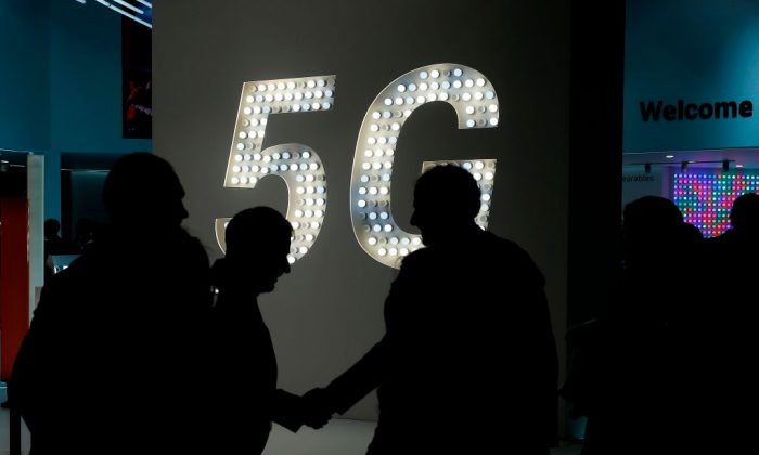 Panneau 5G au Mobile World Congress (MWC) à Barcelone le 27 février 2019. (Pau Barrena/AFP/Getty Images)