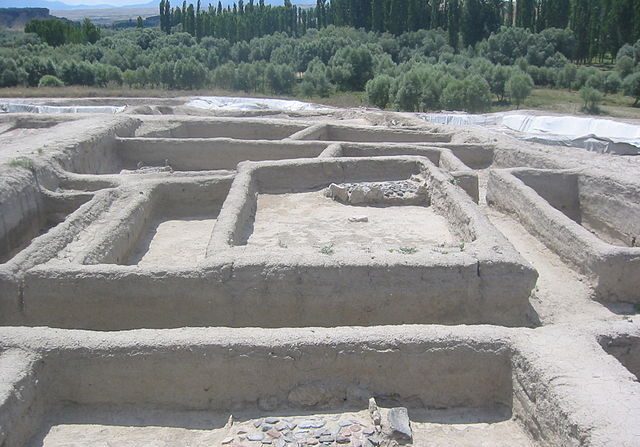 -Les archéologues ont analysé les sels laissés par l'urine, animale et humaine, dans différentes couches du sol sur le site d'Aşıklı Höyük, du tout début du Néolithique. Photo Wikipédia de Katpatuka.