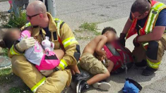 Des pompiers réconfortent deux enfants après un accident de voiture: «La compassion est une forme de remède»