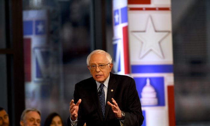 Le candidat démocrate à l'élection présidentielle, le sénateur Bernie Sanders (I-Vt.), participe à une assemblée publique de Fox News à SteelStacks à Bethlehem, Penn. le 15 avril. (Mark Makela/Getty Images)

