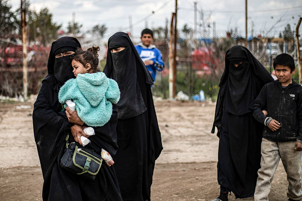 Des femmes de djihadistes ayant rejoint les rangs de l’État islamique (EI) sont détenues dans le camp d’Al-Hol, au nord-est de la Syrie. Photo d’illustration. Crédit : DELIL SOULEIMAN/AFP/Getty Images.