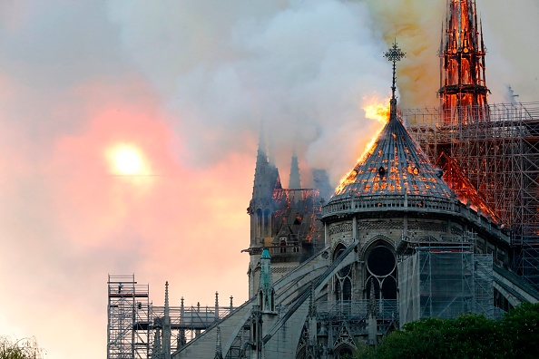 La toiture et la flèche de la cathédrale Notre-Dame en proie aux flammes le 15 avril. Crédit : FRANCOIS GUILLOT/AFP/Getty Images.