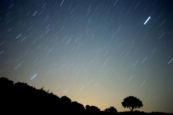 -Un météore traverse le ciel contre un champ d'étoiles lors d'une pluie de météorites début 13 août 2010 près de Grazalema, dans le sud de l'Espagne. Photo Jorge Guerrero / AFP / Getty Images.
