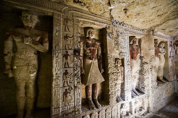 -Cette photo montre une tombe récemment découverte du souverain sacrificateur 'Wahtye' qui a servi pendant le règne de la cinquième dynastie du roi Neferirkare (entre 2500 et 2300 av. J.-C.), à la nécropole de Saqqarah, est à 30 kilomètres au sud de la capitale égyptienne, Le Caire. Photo de Khaled DESOUKI / AFP / Getty Images.