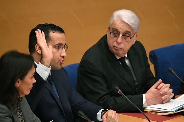 Alexandre Benalla lève la main pour prêter serment au début de son audition devant un comité sénatorial à Paris le 21 janvier 2019, alors qu'il est interrogé sur l'utilisation alléguée de passeports diplomatiques.  (Photo : ALAIN JOCARD/AFP/Getty Images)