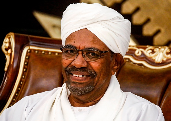 -Le président soudanais Omar al-Bashir déchu de ces fonctions a été transféré dans une prison de Khartoum. Photo par ASHRAF SHAZLY / AFP / Getty Images.