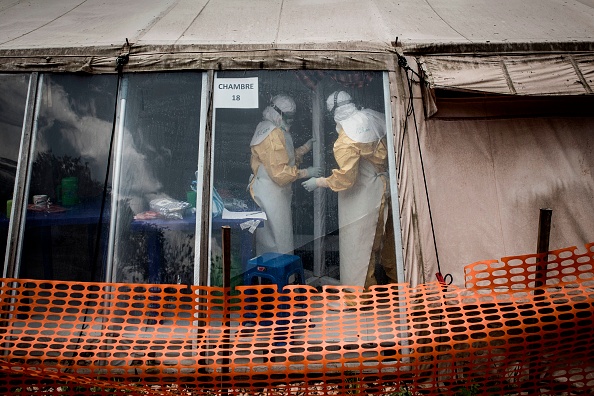 -Des agents de santé sont observés à l'intérieur de la « zone rouge » d'un centre de traitement pour Ebola, qui a été attaqué tôt le matin, des hommes armés ont attaqué un centre de traitement du virus Ebola dans l'est de la République démocratique du Congo. Photo de JOHN WESSELS / AFP/ Getty Images.