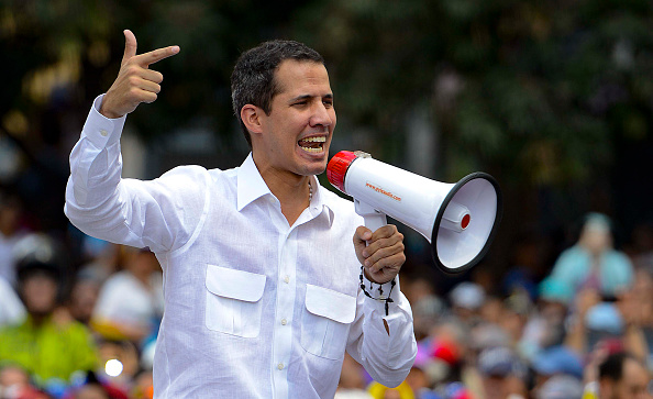 -Le chef de l'opposition vénézuélienne et président par intérim autoproclamé, Juan Guaido, appelle le peuple du Venezuela à participer à la plus grande manifestation de l'histoire de ce pays le 1er mai. Photo de Matias DELACROIX / AFP / Getty Images.