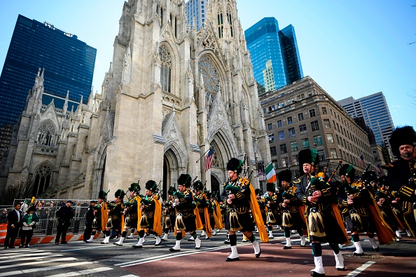 -Les joueurs de cornemuse passent devant la cathédrale Saint-Patrick lors du défilé annuel de la Saint-Patrick à New York le 16 mars 2019. Photo de Johannes EISELE / AFP / Getty Images.